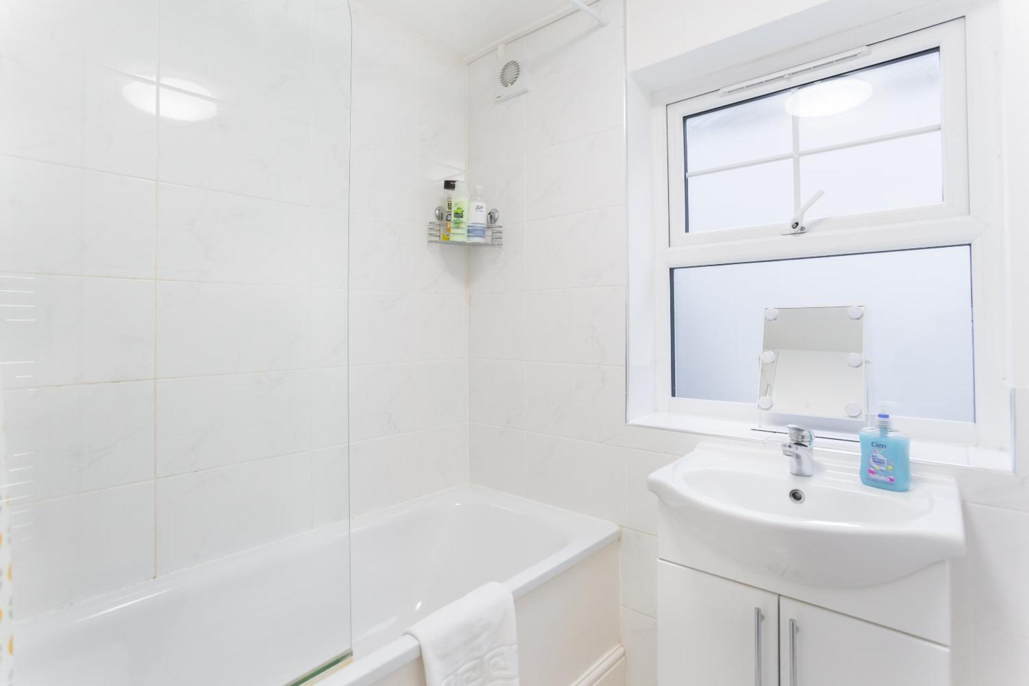 Wood Green Budget Rooms - Next To Mall & Metro Station - 10 Min To City Center Londres Extérieur photo